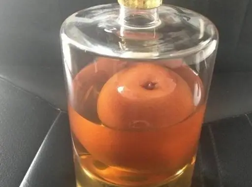 梨子裝進酒瓶中，了解“梨酒”的制作過程，網友：喝着更放心了