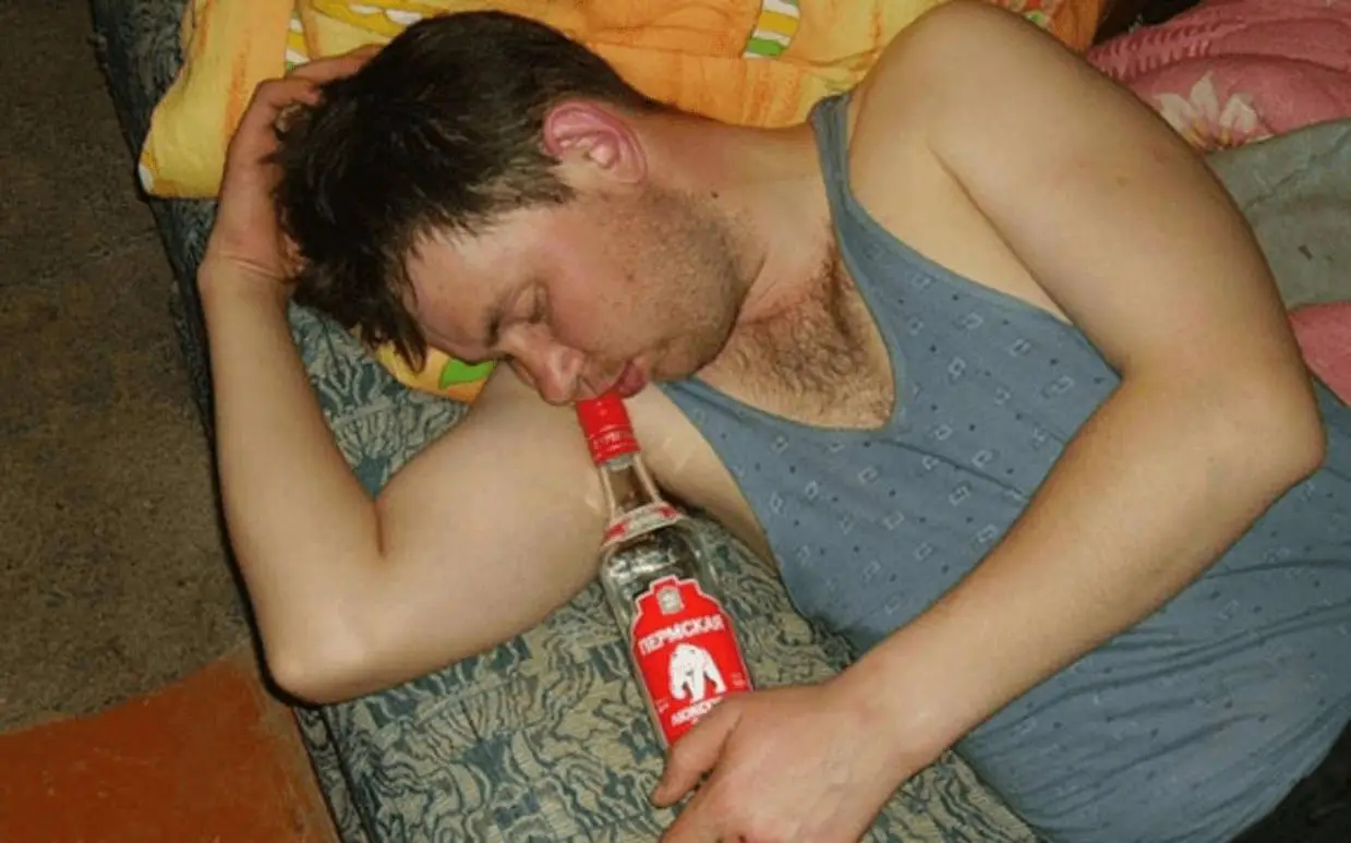 俄羅斯人有多愛喝酒？酒精中毒，短壽都不是事，喝酒才最重要