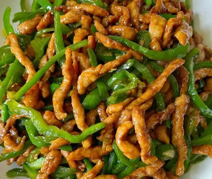 尖椒肉絲嫩脆爆汁！逆紋切法+精准醃料，猛火快炒成就米飯殺手