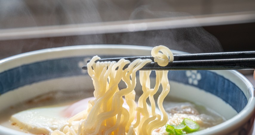 台灣最強泡麵王牌「詹姆士也喫到停不下來！」老饕讚湯濃麵Q、真材實料不斷回購