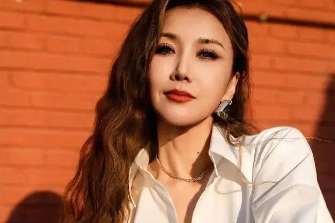 歌手王蓉回應再次走紅：通告比以前多很多，站在新的舞台上“激動到兩腿發抖”