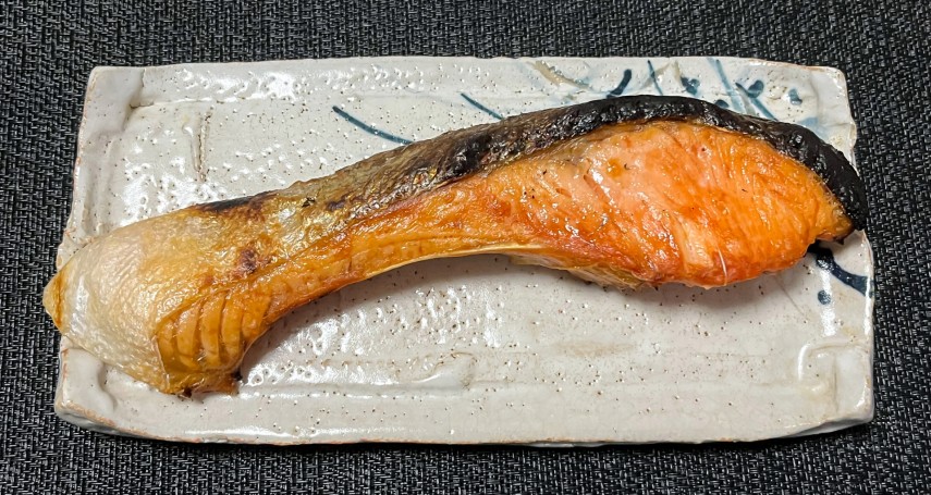 鮭魚要怎麼煎才不會油爆？內行主婦下鍋前1動作「外酥內嫩不乾柴」，提鮮無腥味