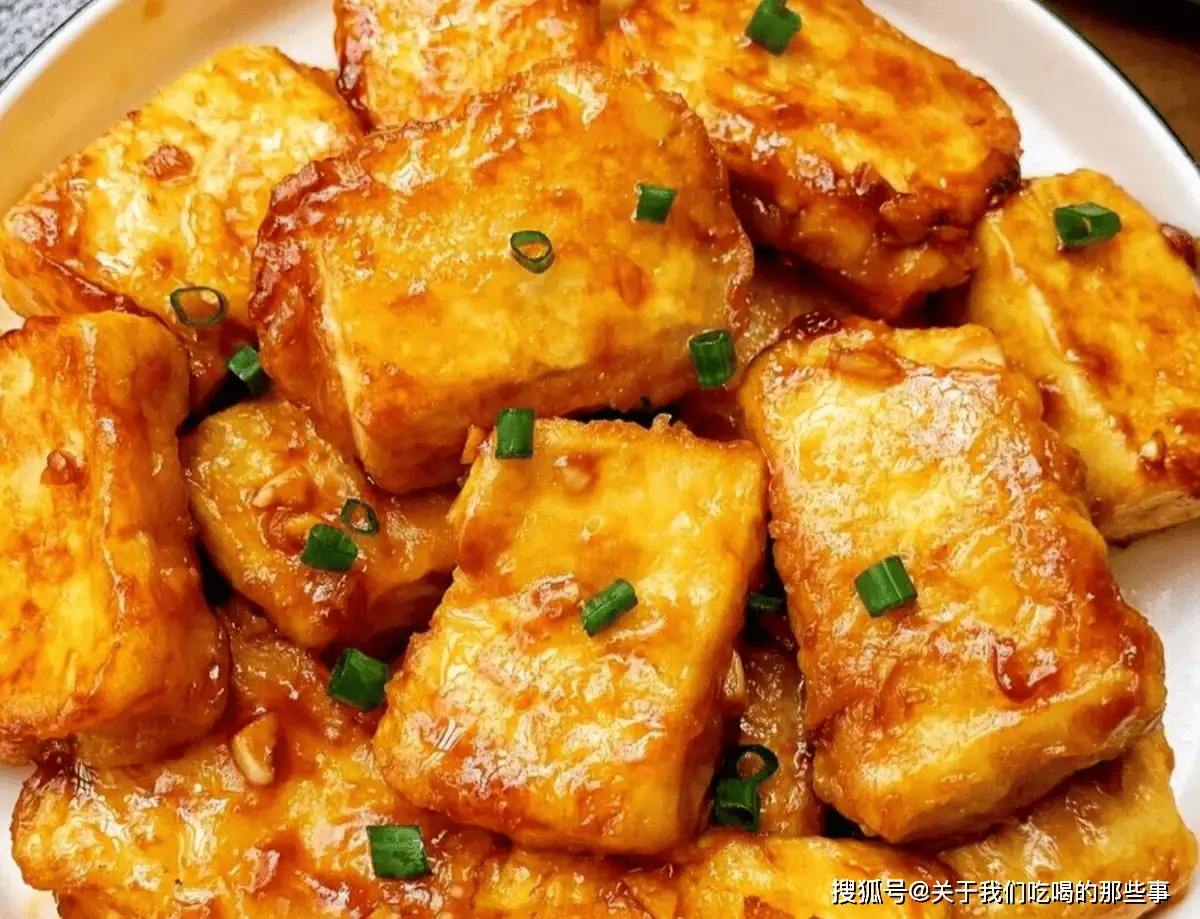 煎豆腐，記住不要直接下鍋煎！多加一步，豆腐外酥裏嫩，不粘鍋
