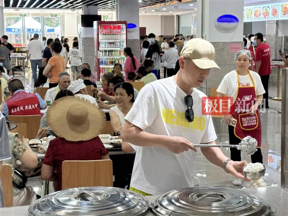 經理稱“五一”首日近7000名遊客擠爆榮昌政府食堂，喫掉280盆米飯、超過1500斤豬肉