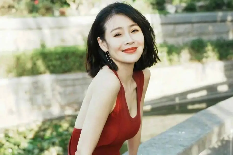 “倪虹潔身材好辣”上熱搜，年過40歲身材獲贊的女星還是有誰？