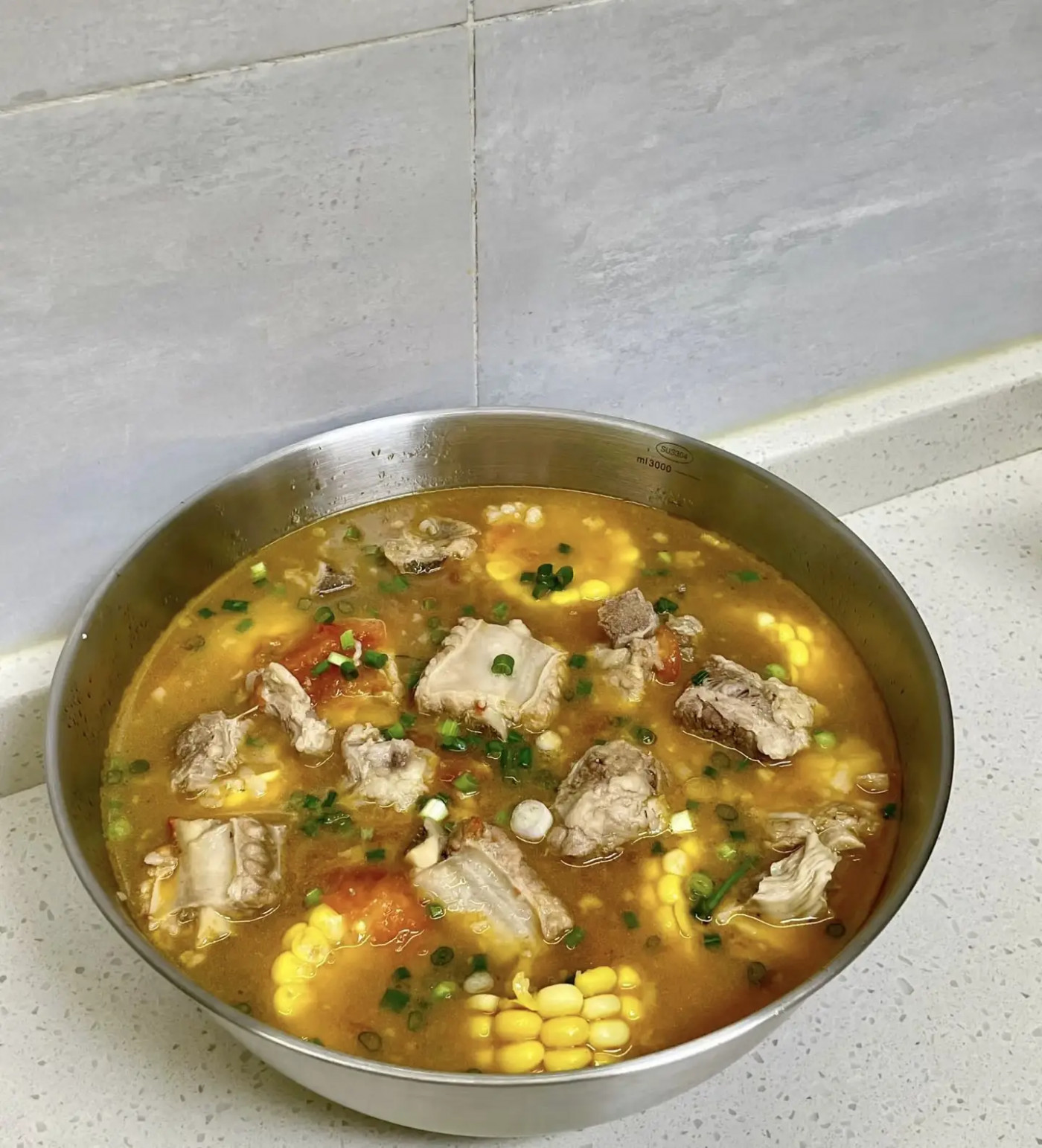 酸甜鮮香，一口滿足！番茄玉米排骨湯的烹飪祕籍