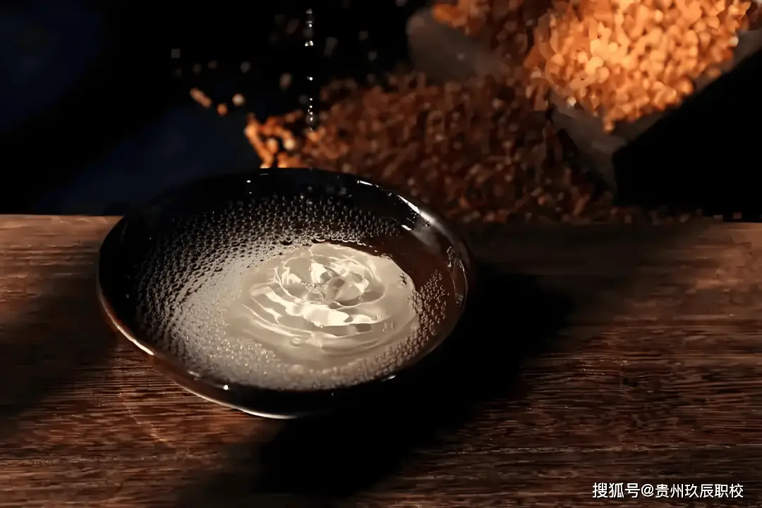 《解碼白酒風味的黃金三角法則：基酒、調味酒、提質酒的協奏奧祕》