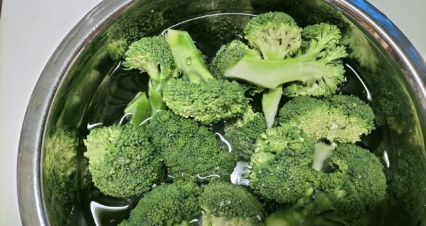 洗花椰菜不要再泡鹽巴、麵粉！北農教1招徹底洗淨，菜蟲農藥快速自動漂出來