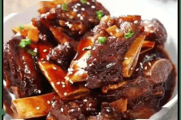 紅燒牛排骨是一道深受大衆喜愛的家常菜，肉質酥爛、醬香濃鬱