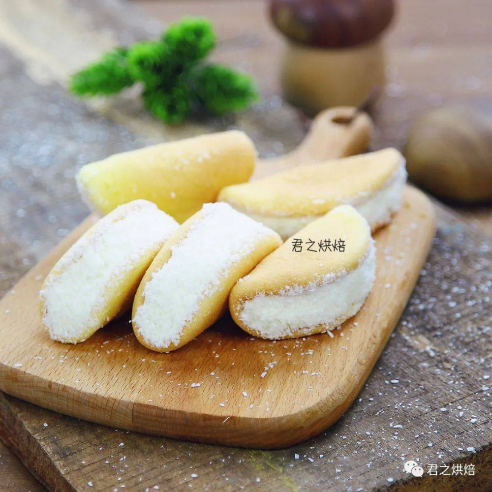 一片小圓蛋糕，抹上餡兒夾起來，怎么這么好喫！