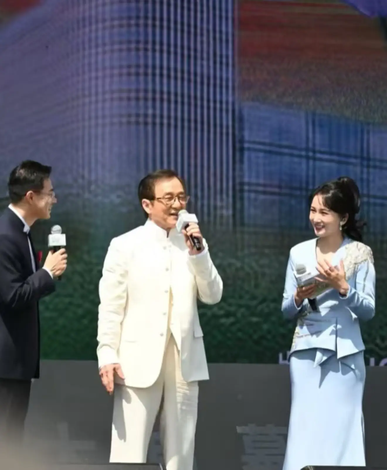 69歲成龍买面包, 捧4大盒結账, 高糖面包依舊是心頭好