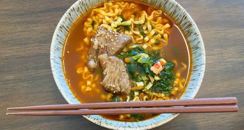 台灣最好喫泡麵是它？詹姆士也讚不絕口！老饕推湯頭香濃、麵Q份量多：不輸麵店現煮