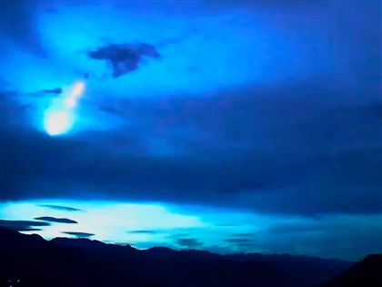 早安世界》火流星劃過夜空 阿裏山風景區、台東現蹤