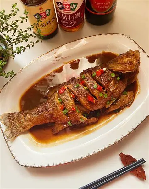 【紅燒鱸魚】就要這樣做，鮮美不腥魚皮還不粘鍋，小技巧一點就通