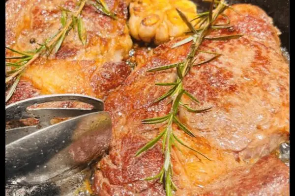 煎外焦裏嫩、肉汁飽滿的完美牛排，從選肉到烹飪每一步都至關重要