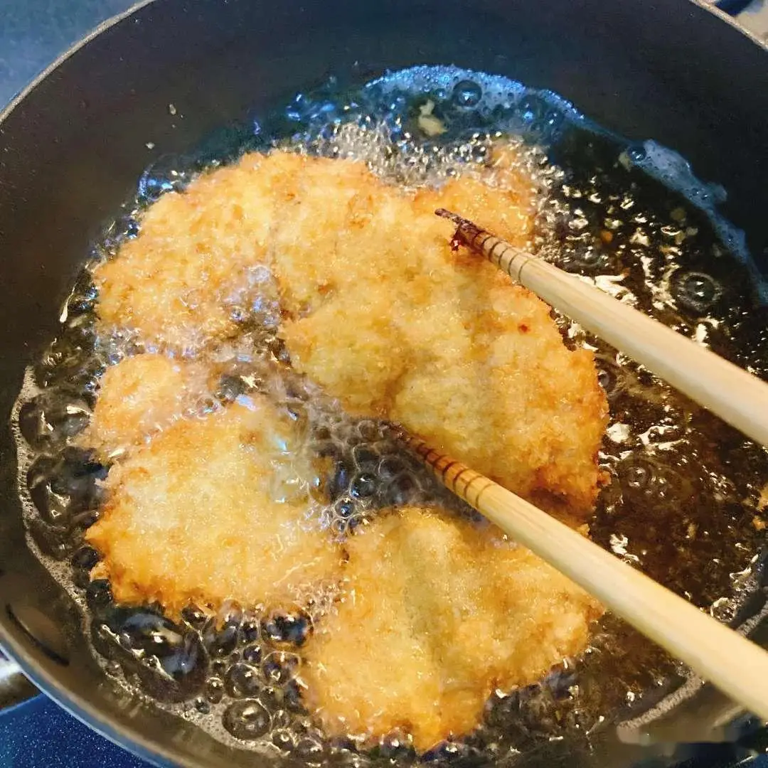 炸魚排有技巧，裹粉前多做這一步，外酥裏嫩不掉渣，比肯德基好喫