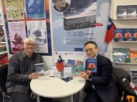 布拉格國際書展  童偉格紀大偉與捷克讀者簽書交流